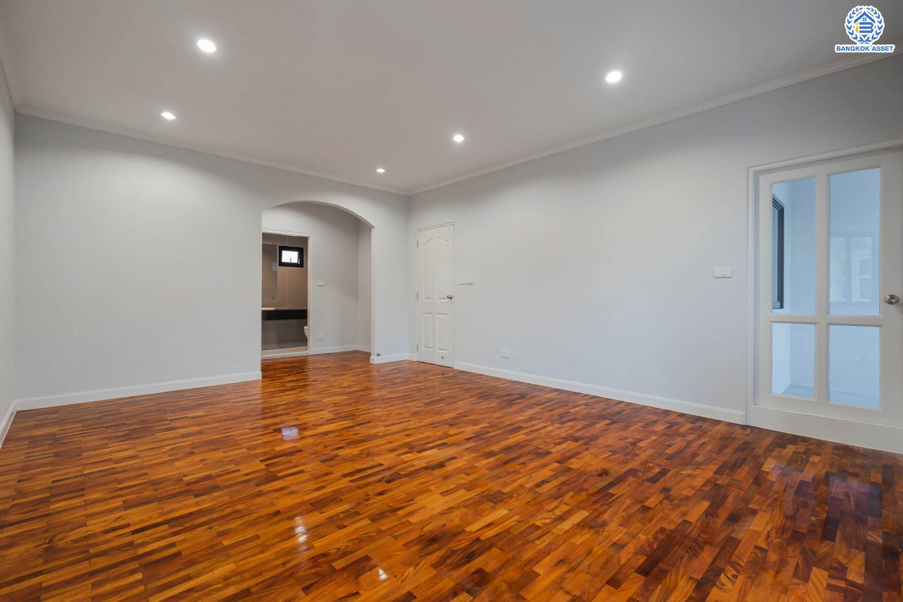 บ้านมือสองตกแต่งใหม่ ม.ภัสสร7 รัตนาธิเบศร์ พื้นที่กว้างกว่า 58.9 ตร.ว. รองรับทุกความสุข ฟังก์ชัน 3 ห้องนอน 3 ห้องน้ำ 2 ห้องอเนกประสงค์ จอดรถได้ 2 คัน บนทำเลเดินทางสะดวก ติดถนนใหญ่ ใกล้รถไฟฟ้า "สถานีบางพลู" เพียง 400 ม.